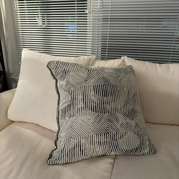 Abstract printed pillow - Picture 4 of 4